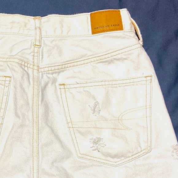 American Eagle 90’s Boyfriend Short. Size 0. Hi-Rise Distressed. Off White. - Picture 4 of 10